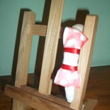 Cerchietto color panna con fiocco bianco a pois rossi.