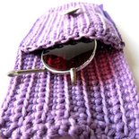 Astuccio portaocchiali viola e lilla a crochet uncinetto .
