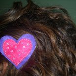 Molletta per capelli con cuore fucsia.