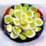 piatto con fette di uovo e limone