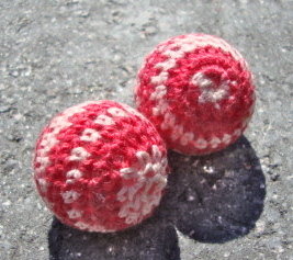2 perle ad uncinetto rosa - 23 mm. 2 perle ad uncinetto rosa - 23 mm.