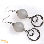 Orecchini  Grey con maxi perla e charms in argento tibetano