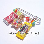 Spilla da balia - kitkat caramelle ed m & m perle e fiori