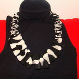 collana in pannolenci bianca e nera