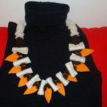 collana in pannolenci con foglie arancioni