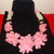 collana in pannolenci con fiori rosa