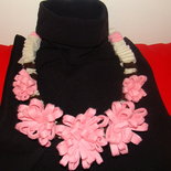 collana in pannolenci con fiori rosa