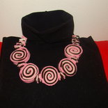 collana in pannolenci con girelle