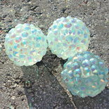 1 perla celeste iridescente con strass a rilievo in lucite