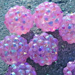 1 perla viola glicine iridescente con strass a rilievo in lucite