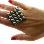 Anello fatto a mano con borchie color argento