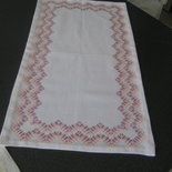 centrotavola di telaida ricamato a punto croce cm 1,40x60 !!!!