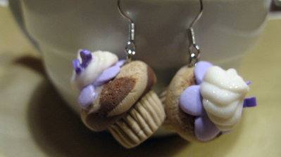 Orecchini con cupcake variegata con glassa e panna Orecchini con cupcake variegata con glassa e panna