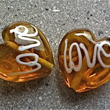 1 perla in vetro a cuore con scritta Love - bianco