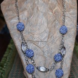 Collana con perle all'uncinetto