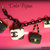 Bracciale con catena in seta nera e borse in miniatura Chanel.