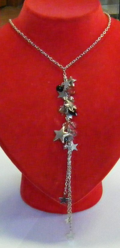 collana girocollo con catena colore argento e pendente con charms diverse forme collana girocollo con catena colore argento e pendente con charms diverse forme