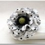 Spilla fiore di pelle. Bianco nero.