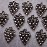 10 grappoli d'uva 20x14 mm. in argento tibetano