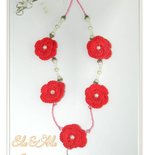 COLLANA CON FIORI IN 3 DIMENSIONI ROSSI, REALIZZATA ALL'UNCINETTO