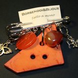spilloni realizzati con bottoni vintage 
