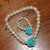 Set bracciale ed anello elastici con perle avorio e rosa azzurra