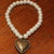 Bracciale elastico con perle avorio e cuore vintage