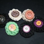 spilloni realizzati a mano con bottoni vintage