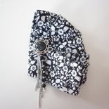 Spilla di stoffa con bottone e charms a fiori bianchi e neri