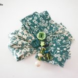 Spilla di stoffa con bottoni e charms a fiori verde e bianco