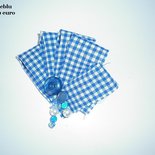 Spilla di stoffa con bottone e charms a quadretti bianco e azzurro 