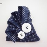 Spilla di stoffa con bottoni e pois bianco e blu