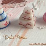Miniature Bomboniere- segnaposto mini Wedding Cake-torte nuziali realizzate interamente a mano in fimo e cernit.Decorazioni e colori personalizzabili in base alle esigenze.Sconto disponibile su minima quantità.