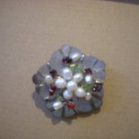 Spilla con fiore e pietre