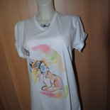 T-shirt  con borchie e disegno fatto a mano di una geisha e il suo gatto