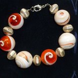 Bracciale lungo 20 cm. in resina e distanziatori dorati color argento con chiusura a moschettone fatto a mano
