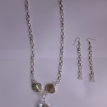 Collana lunga con catena semplice ma elegante con boulle argentate e perle in vetro sfaccettate, con orecchini a corredo fatta a mano