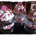 Barattolo per la cucina con dolci su panna