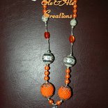 COLLANA REALIZZATA ALL'UNCINETTO, CON FILO DI COTONE ARANCIONE.