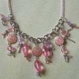 collana con catena colore argento e pendenti