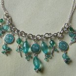 collana con catena colore argento e pendenti