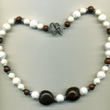 Collana in corallo bianco e legno