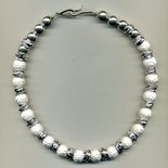 Girocollo in osso bianco intagliato