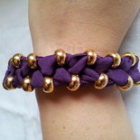 bracciale  "fatto con le dita"  in fettuccia viola e perle oro