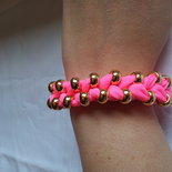 bracciale  "fatto con le dita"  in fettuccia rosa fluo e perle oro
