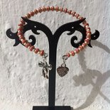 Bracciale in filo armonico, con perline color pesca scuro e perline beige - Taglia unica