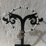 Bracciale in filo armonico, con perline nero travertino e biancho shimmer - Taglia unica