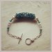 Bracciale di perline creato con un tubolare netted e cristalli decorativi. Verde acqua, crystal e argento