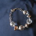 bracciale in catena di metallo color acciaio e perle sintetiche di varie forme