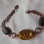 Bracciale in catena ramata con grandi pietre dure. 